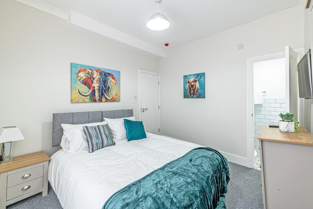 Luxury 5 Bedroom Holiday Home Within Prescot Exterior photo